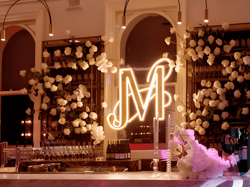 Use neon wedding signs for lounge area